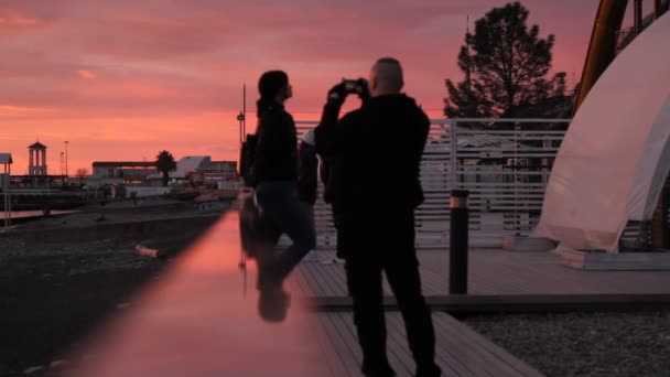 Sochi Rusko Dubna 2019 Muž Vyfotografuje Ženu Pozadí Nebe Západu — Stock video