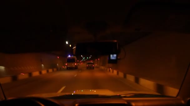 俄罗斯索契 2019年4月24日 高速公路上的隧道 有乘坐汽车和救护车 从挡风玻璃上射出 — 图库视频影像