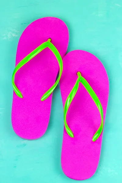 Top View Bright Pink Slippers Een Blauwe Achtergrond — Stockfoto
