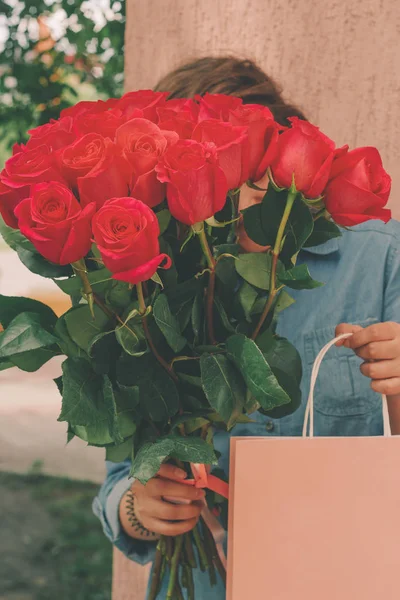 Mujer Joven Sosteniendo Rosas Rojas Ramo Rosa Regalo Paquete — Foto de Stock