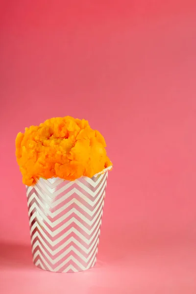 Žlutá Ovocná Zmrzlina Nebo Mražený Jogurt Odkorněné Nádobě Růžovém Pozadí — Stock fotografie