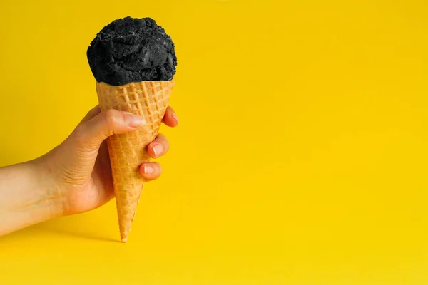 생생한 노란색 배경에 석탄과 아이스크림을 — 스톡 사진