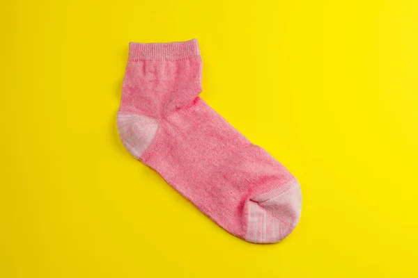 Nejlepší Pohled Jednu Růžovou Ponožku Žlutém Pozadí — Stock fotografie