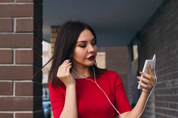 Mooie Jonge Vrouw Met Rode Lippenstift Rode Jurk Maakt Gebruik — Stockfoto