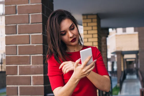 Jonge Mooie Vrouw Met Rode Lippenstift Het Dragen Van Rode — Stockfoto