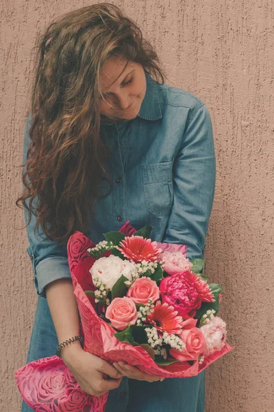 Mujer Joven Feliz Vestido Mezclilla Con Ramo Flores Frescas Suaves — Foto de Stock