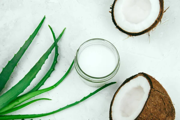 üst görünümü düz krem kavanoz, hindistan cevizi ve aloevera yaprakları yatıyordu