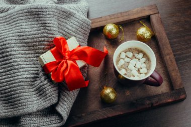 üst görünüm düz rahat tatil şenlikli crd sıcak çikolata, hediye kutusu ve kazak ahşap bir tepsi üzerinde yatıyordu