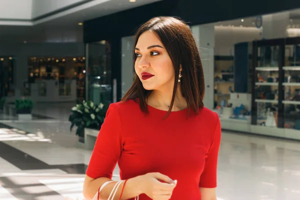 Retrato Una Joven Morena Hermosa Vestido Rojo Mirando Escaparate Centro — Foto de Stock