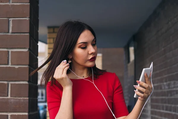 Mooie Jonge Vrouw Met Rode Lippenstift Rode Jurk Maakt Gebruik — Stockfoto