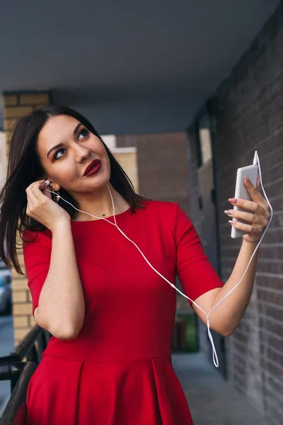 Hermosa Mujer Joven Con Lápiz Labial Rojo Vestido Rojo Utiliza —  Fotos de Stock