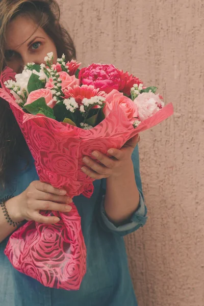 Mujer Joven Feliz Vestido Mezclilla Con Ramo Flores Frescas Suaves — Foto de Stock