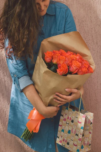 Mujer Joven Vestido Mezclilla Con Ramo Rosas Bolsa Papel Regalo — Foto de Stock