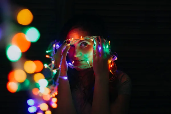 Hermosa Mujer Joven Con Luces Guirnalda Brillante — Foto de Stock