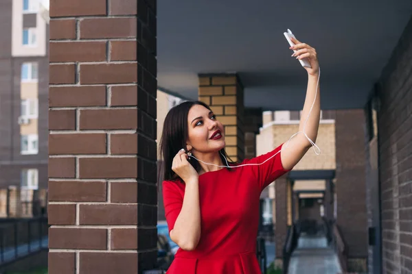 Hermosa Mujer Joven Con Lápiz Labial Rojo Vestido Rojo Utiliza —  Fotos de Stock