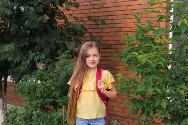 Portrait Beautiful Little Girl Backpack Background Brick Wall Green Bushes — Stock Photo, Image