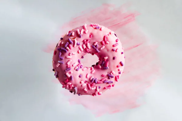 粉红甜甜圈在柔和的水彩背景 — 图库照片