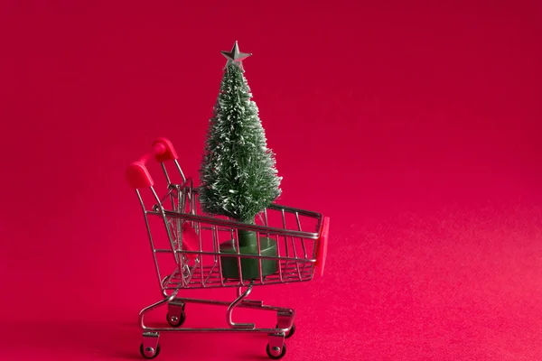 Pequeño Árbol Navidad Bauble Carrito Compras Sobre Fondo Rosa Navidad — Foto de Stock