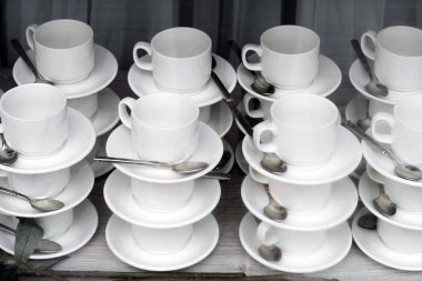 Sofra mağaza penceresinde kaşık ile kupalar ve plakaları çiftleri deseni