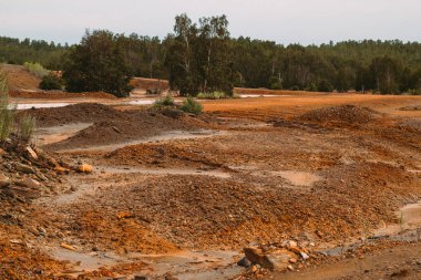 Karabaş, Rusya, Chelyabinsk bölgesinde kırmızı toprak kirli bakır madenciliği fabrikası ile peyzaj, dünyanın en kirli şehir