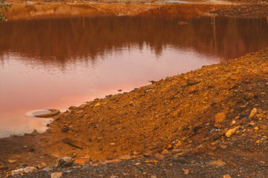 Karabaş bakır madenciliği fabrikası tarafından kirlenmiş kırmızı su ve toprak ile peyzaj, Rusya, Chelyabinsk bölge, dünyanın en kirli şehir