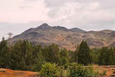 Kel dağları ile peyzaj Karabaş bakır madenciliği fabrikası kirletilmiş, Rusya, Chelyabinsk bölgesinde, dünyanın en kirli şehir