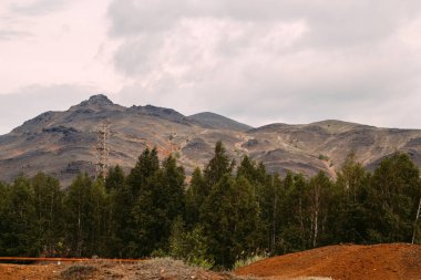 Kel dağları ile peyzaj Karabaş bakır madenciliği fabrikası kirletilmiş, Rusya, Chelyabinsk bölgesinde, dünyanın en kirli şehir