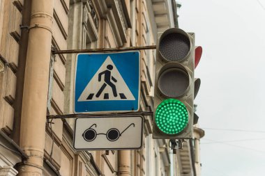 siyah gözlük şeklinde kör yayalar için bir rozet ile mavi yol işareti ayarlanabilir yaya geçidi