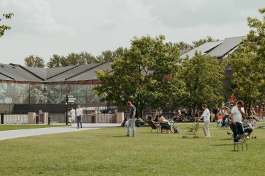 Sankt Petersburg, Rusya, 20 Haziran 2019-insanlar New Holland Island zaman harcama