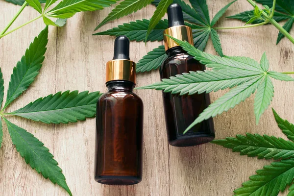 Natuurlijke Kruiden Hennep Etherische Olie Een Glazen Fles Marihuana Groene — Stockfoto