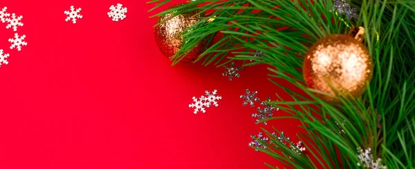 Vista superior árbol de Navidad de hoja perenne ramificador con decorativ oro — Foto de Stock