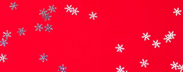 Kırmızı arka planda üst görünüm kar tanesi konfeti karışıklık, soyut Fe — Stok fotoğraf