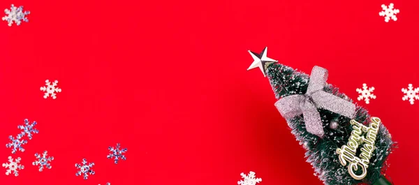 Petit arbre de Noël décoratif et flocons de neige vue de dessus cadre re — Photo