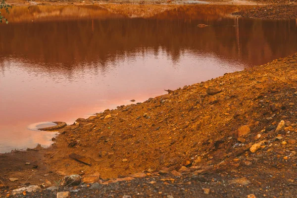 Ландшафт Ландшафтом Красной Водой Почвой Загрязненный Меднодобывающим Заводом Карабаше Россия — стоковое фото