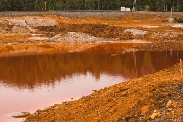 Landschaft Mit Rotem Wasser Und Boden Verschmutzt Durch Kupferbergbau Karabasch — Stockfoto