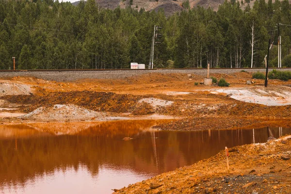 Landschaft Mit Rotem Wasser Und Boden Verschmutzt Durch Kupferbergbau Karabasch — Stockfoto