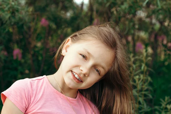 夏の庭で美しい幸せな健康な小さな女の子の肖像画 — ストック写真