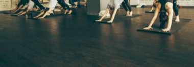 yoga stüdyosunda yoga yapan insanlar ile bulanık web sitesi afiş