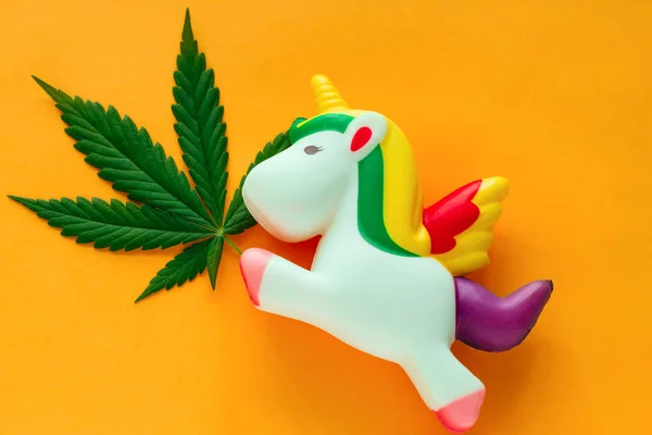 Topp Visa Unicorn Med Marijuana Grönt Löv Pulserande Gul Bakgrund — Stockfoto