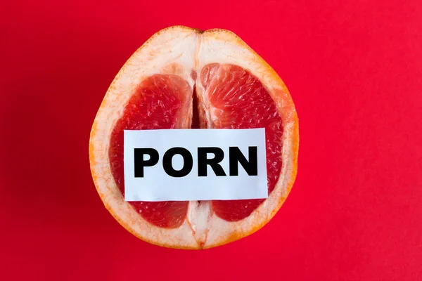Uppifrån Och Mogen Saftig Grapefrukt Med Note Porr Isolerad Röd — Stockfoto