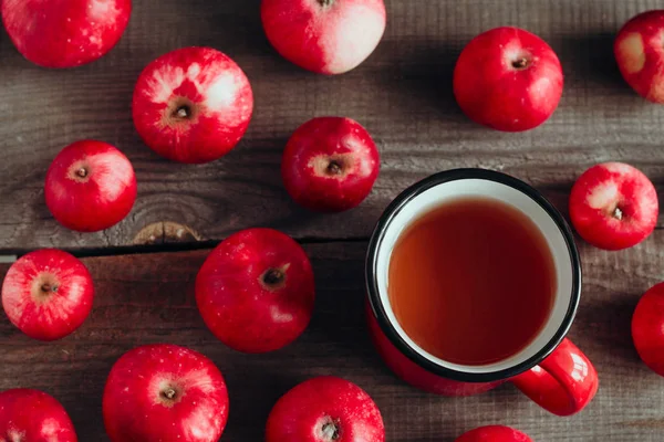 Vue Dessus Boisson Aux Pommes Dans Une Tasse Rouge Pommes — Photo