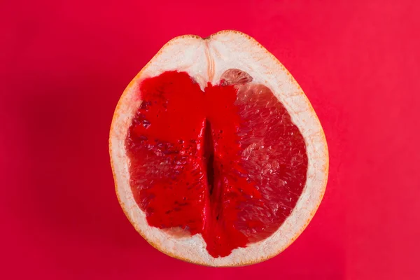 První Pohled Polovinu Čerstvě Zralých Grapefruitu Červenou Barvou — Stock fotografie