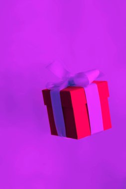 kırmızı hediye kutusu neon açık renklerde levitating ile şenlikli tatil kartı