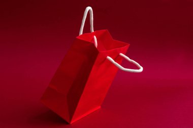 kırmızı bir arka plan üzerinde levitating kırmızı mevcut veya alışveriş çantası