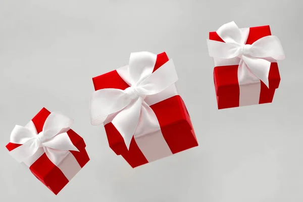 Festliche Rote Geschenkboxen Mit Weißen Schleifen Die Isoliert Auf Grauem — Stockfoto