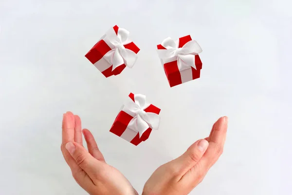 Rote Geschenkboxen Mit Weißen Festschleifen Fliegen Frauenhände — Stockfoto