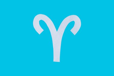 kağıt kesme burç işareti Boğa mavi bir arka plan üzerinde izole