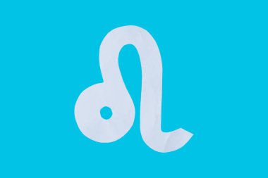 kağıt kesme burç işareti Leo mavi bir arka plan üzerinde izole