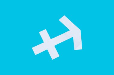 kağıt kesme burç işareti Yay mavi bir arka plan üzerinde izole