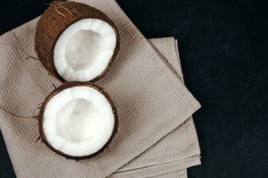 Siyah tebeşir tahtasında hindistan cevizi kopyalama alanı